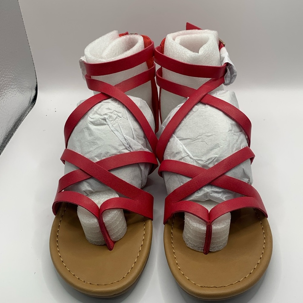 BRECKELLES FUCHSIA SANDAL STRAPY WITH ZIPPER HEEL SZ 7 1/2. NEW